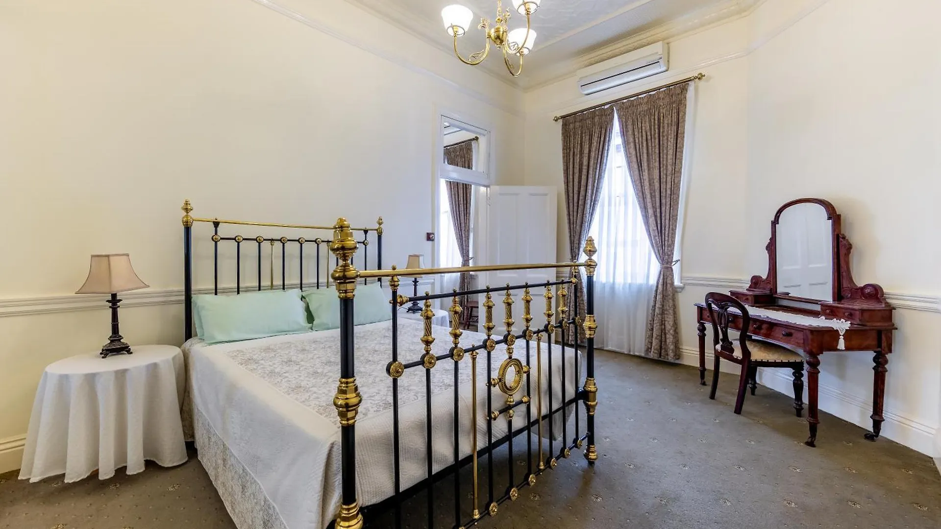 Criterion Warwick Hotel