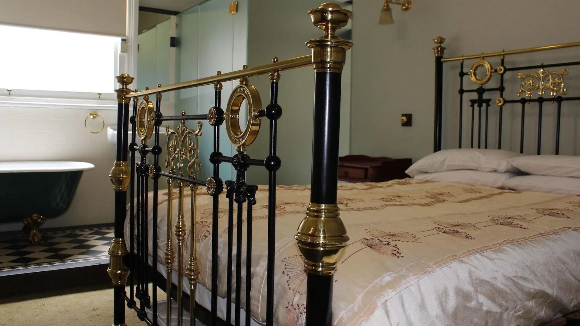 Criterion Warwick Hotel 2*,