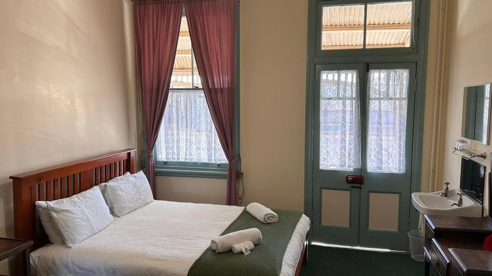 **  Criterion Warwick Hotel Australia